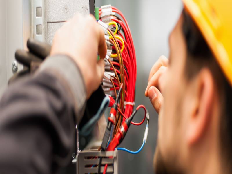 Électriciens : comment améliorer leurs conditions de travail ? - Batiweb