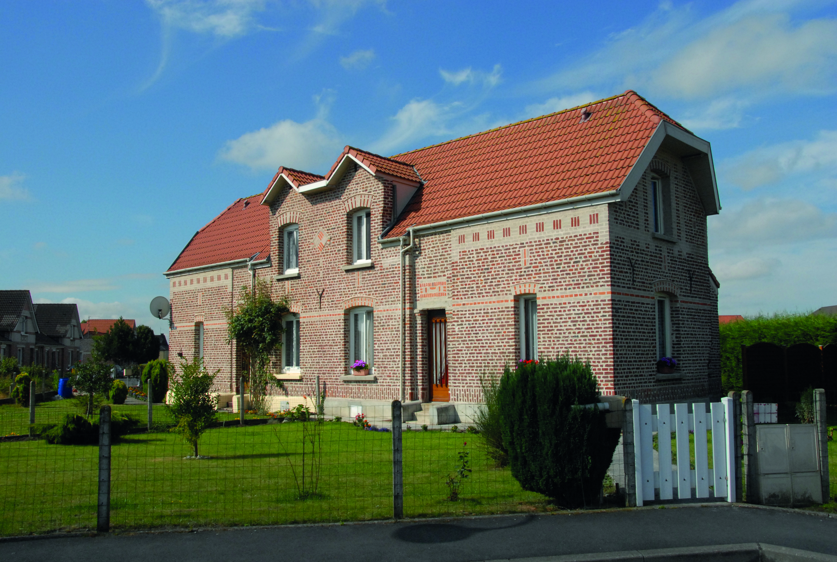 Dans la cité Barrois à Pecquencourt (59), le projet Pecquenchanvre rénove beaucoup de maisons individuelles - Source photo ; Maisons & Cités