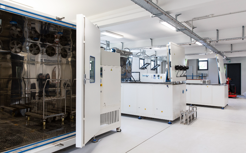 Au sein du nouveau laboratoire Fresnel, le CSTB Grenoble réalise des essais sur les vitrages - Batiweb