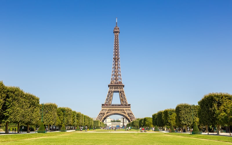 Réaménagement de la tour Eiffel : la mairie de Paris renonce à des constructions - Batiweb