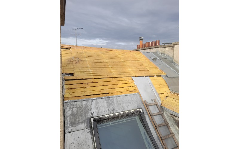 Le toit d'un immeuble haussmannien rénové deux fois en un an - Batiweb