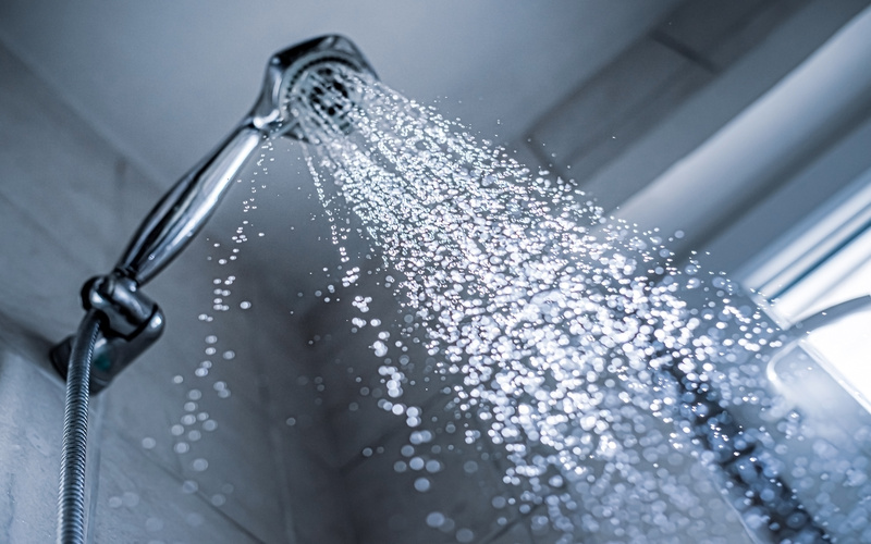 Économies d’eau et d’énergie : 45 % des Français ont changé leurs habitudes de douche - Batiweb