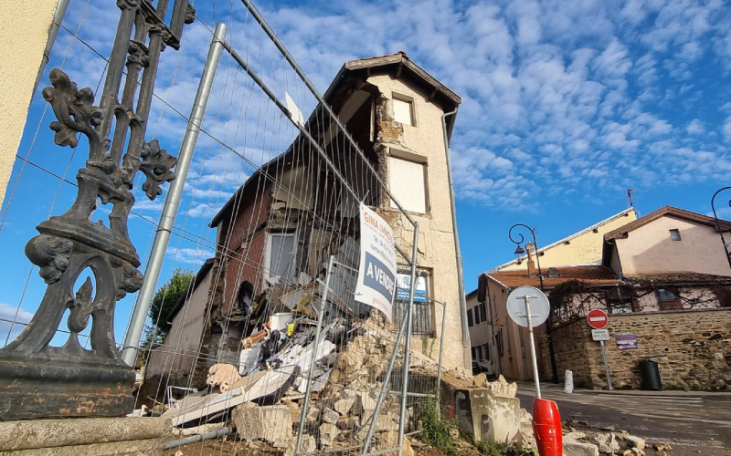 Un immeuble en pisé s’effondre partiellement à Chaponost (69) - Batiweb