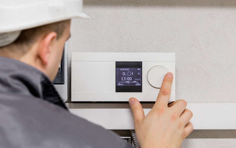 Révision du chauffage : le contrôle du thermostat devient obligatoire - Batiweb