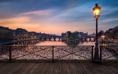 À Paris, la rénovation du pont des Arts a commencé