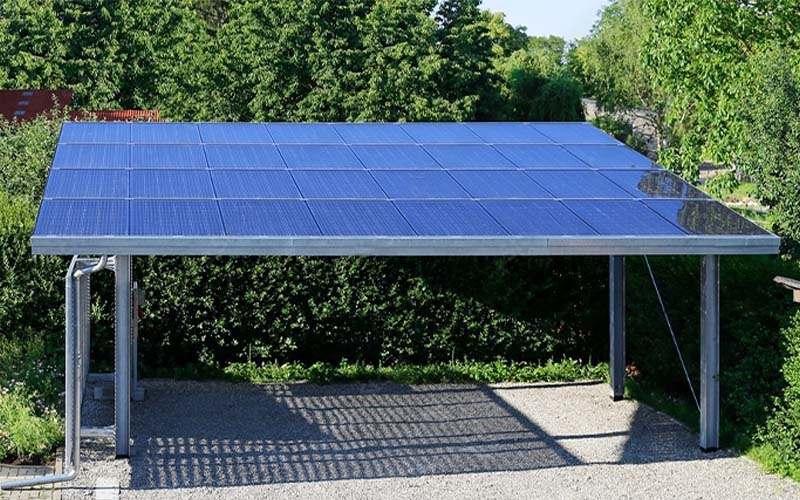 Panneaux photovoltaïques : qu’est-ce qu’un carport solaire ? - Batiweb