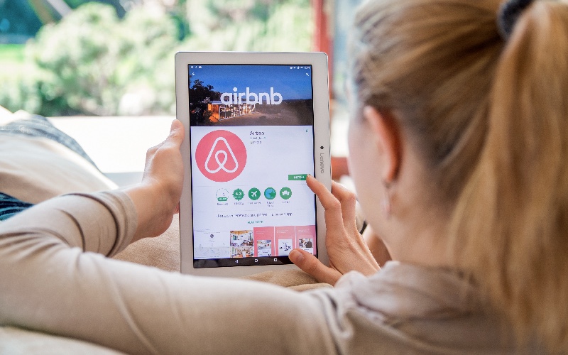 Régulation d'Airbnb : les députés PS réagissent au report de la proposition de loi - Batiweb