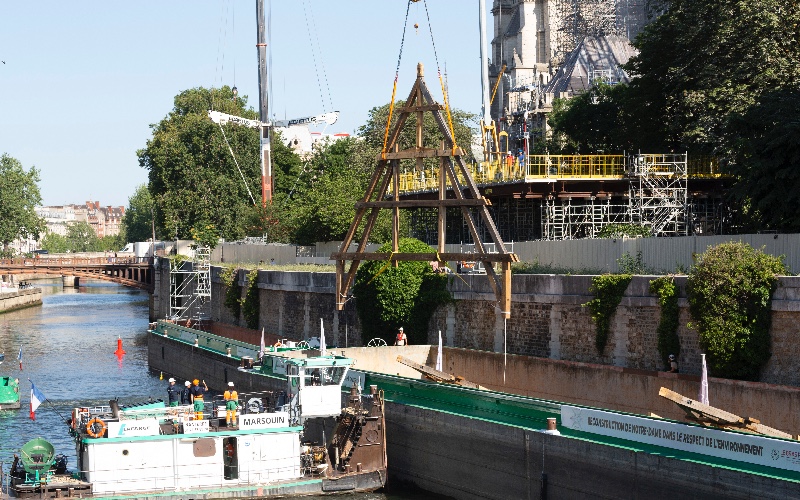 Peu à peu, la cathédrale Notre-Dame de Paris retrouve sa nouvelle charpente - Batiweb