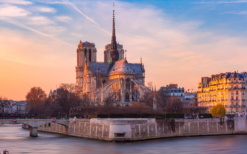 La flèche de Notre-Dame réapparaît petit à petit dans le ciel parisien - Batiweb