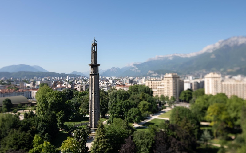 À Grenoble, l'emblématique Tour Perret entame sa mue - Batiweb