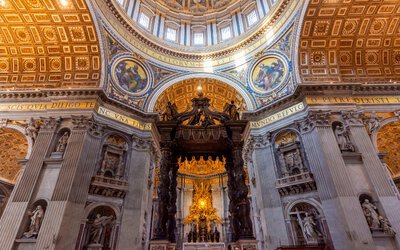 Au Vatican, le baldaquin de la basilique Saint-Pierre...