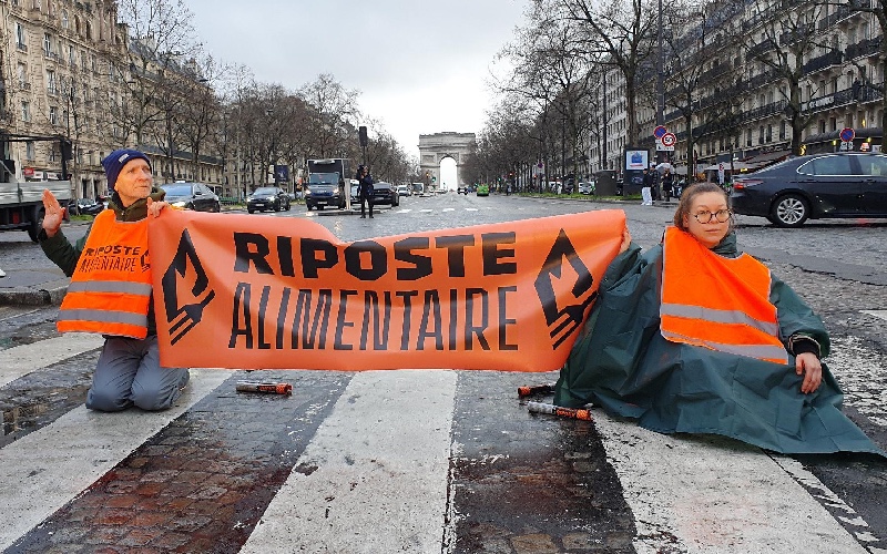Réduction du budget MaPrimeRénov’ : riposte de militants du climat à Paris - Batiweb