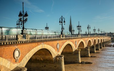 À Bordeaux, le Pont de pierre va être restauré...