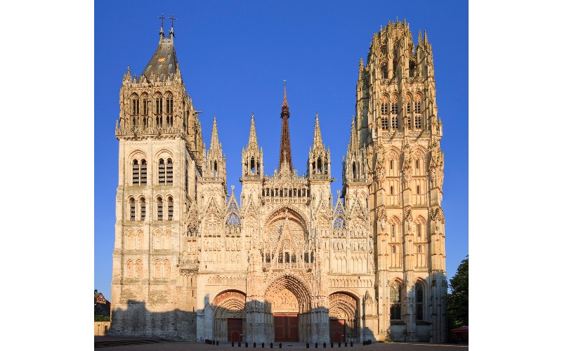 Cathédrale de Rouen : un incendie s’est déclaré au niveau de la flèche - Batiweb