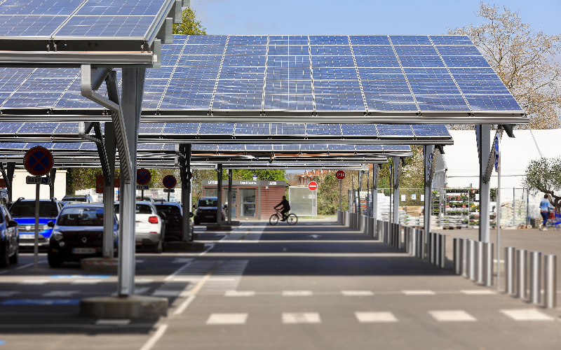 Panneaux solaires : la grande distribution obtient un délai supplémentaire - Batiweb