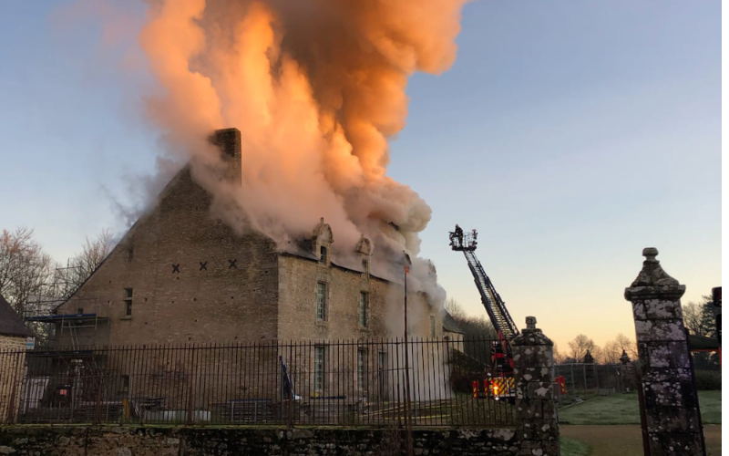 Un manoir breton classé monument historique en partie détruit par un incendie - Batiweb