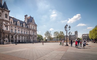 Le parvis de l’hôtel de ville de Paris en cours de...