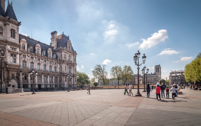 Le parvis de l’hôtel de ville de Paris en cours de végétalisation - Batiweb