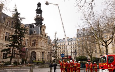 À Paris, le beffroi de la mairie du 12ème...