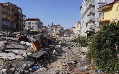 Séisme en Turquie : deux responsables d'une...