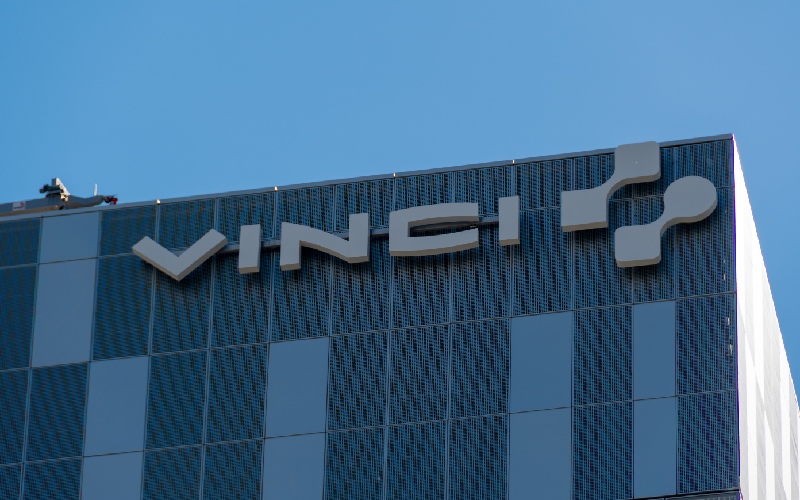 Chantiers au Qatar : mise en examen confirmée pour une filiale du groupe Vinci - Batiweb