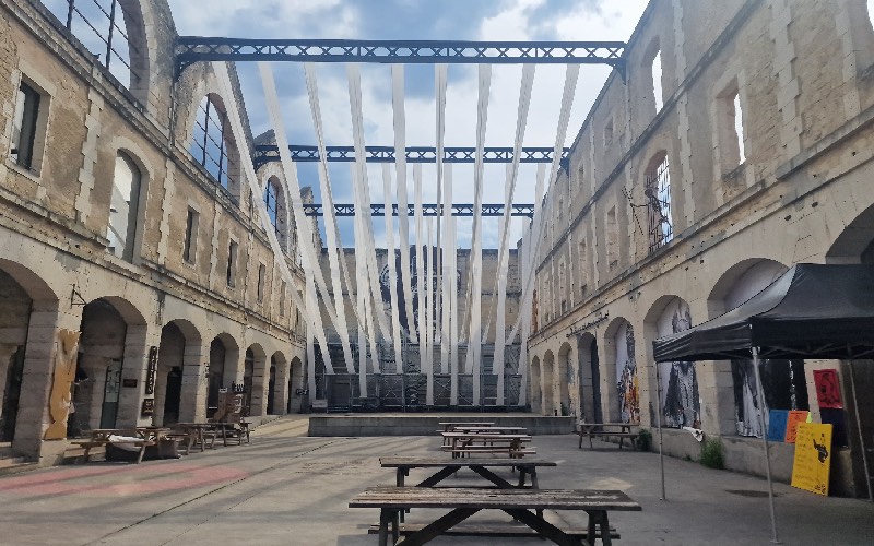 Bordeaux : une ancienne caserne devenue un tiers-lieu incontournable - Batiweb