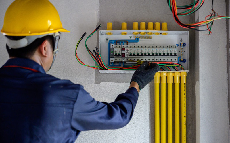 Salaire BTP : focus sur le métier d’électricien - Batiweb