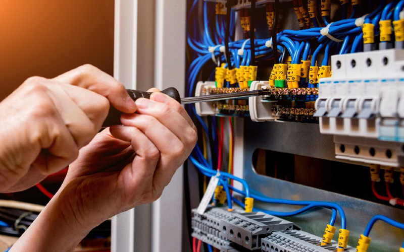 Salaire BTP : focus sur le métier d’ingénieur électricien - Batiweb