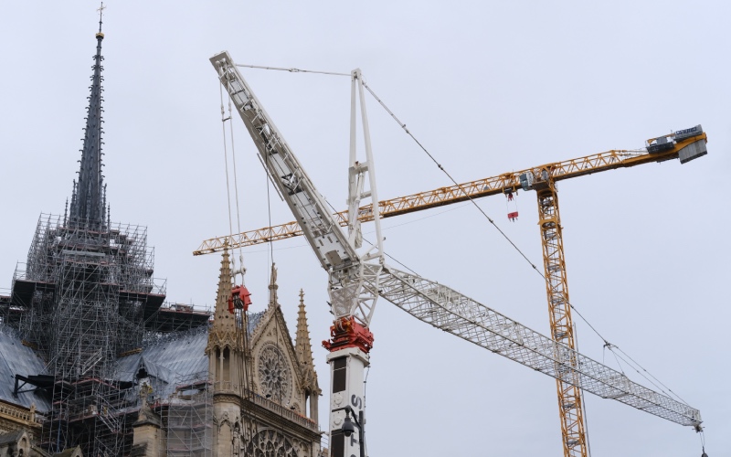 Notre-Dame de Paris : les statues de Viollet-le-Duc s'élèvent près la flèche - Batiweb