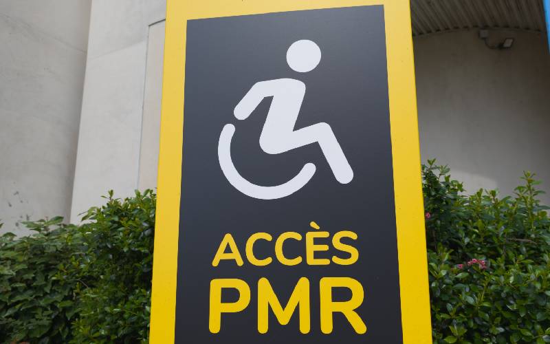 Accessibilité PMR : Quelles obligations pour les bâtiments neufs et rénovés ? - Batiweb