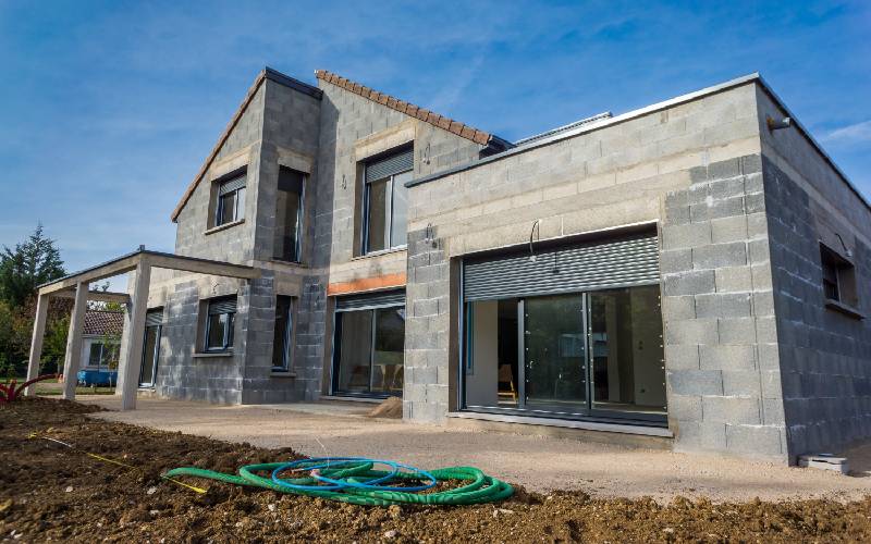 Quelles sont les normes à respecter pour la construction d’une maison en 2025 ? - Batiweb