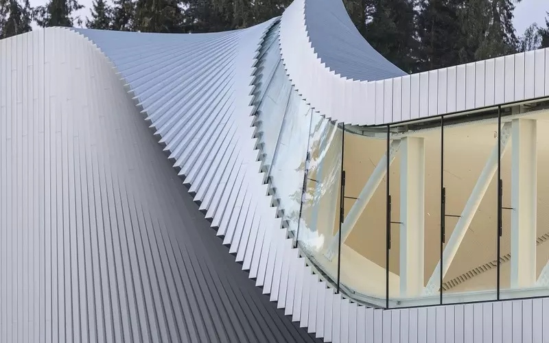 Bjarke Ingels : l’architecte danois qui transforme les contraintes urbaines en jeux de construction - Batiweb