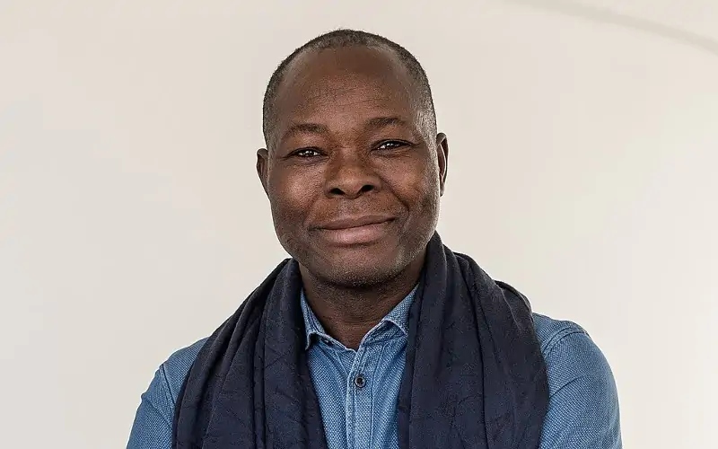 Francis Kéré : l’architecte de la terre crue, de la communauté et de la dignité - Batiweb
