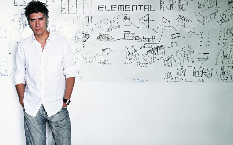 Alejandro Aravena : l’architecte chilien qui construit la ville avec ses habitants - Batiweb