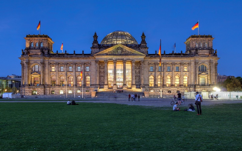 Norman Foster : l’architecte de la haute technologie au service de la ville durable - Batiweb