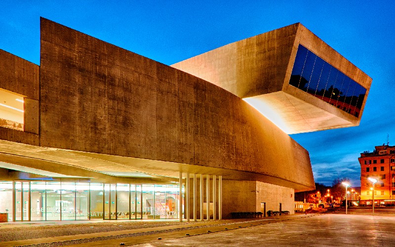 Zaha Hadid : la reine de la courbe et des architectures impossibles (portrait posthume) - Batiweb