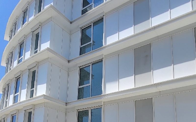 L'hôpital Simone Veil, à Montmorency (Val-d’Oise), fourni par la gamme Silencéa de l'Émaillerie Alsacienne - Source : L'Émaillerie Alsacienne