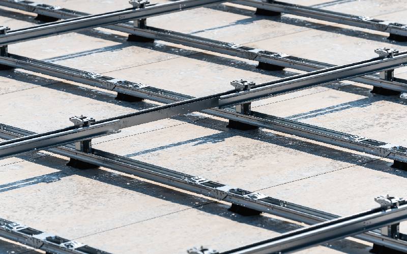 Holcim et PanelClaw lancent un panneau photovoltaïque et étanche - Batiweb