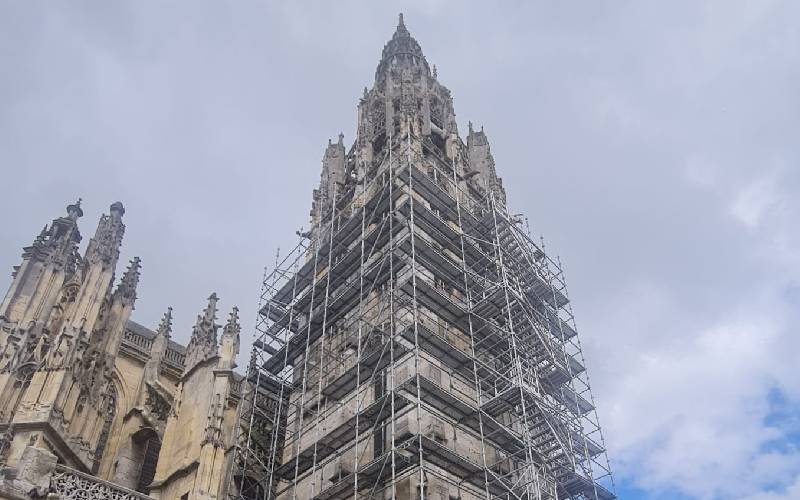 Un échafaudage de 54 mètres de haut pour restaurer la flèche d'une église normande - Batiweb