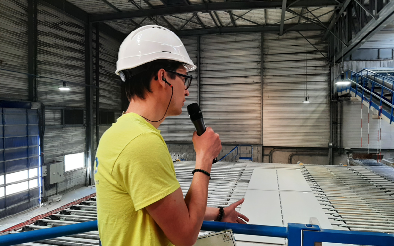 Kévin Silvestre, responsable de production, présente le processus de création des plaques - ©Raphaël Barrou - Batiweb