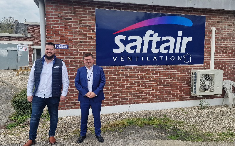 De gauche à droite : Florent Notais et Ludovic Dournel, respectivement responsable Technique et Qualité et directeur Commercial de Saftair Ventilation ©Virginie Kroun - Batiweb
