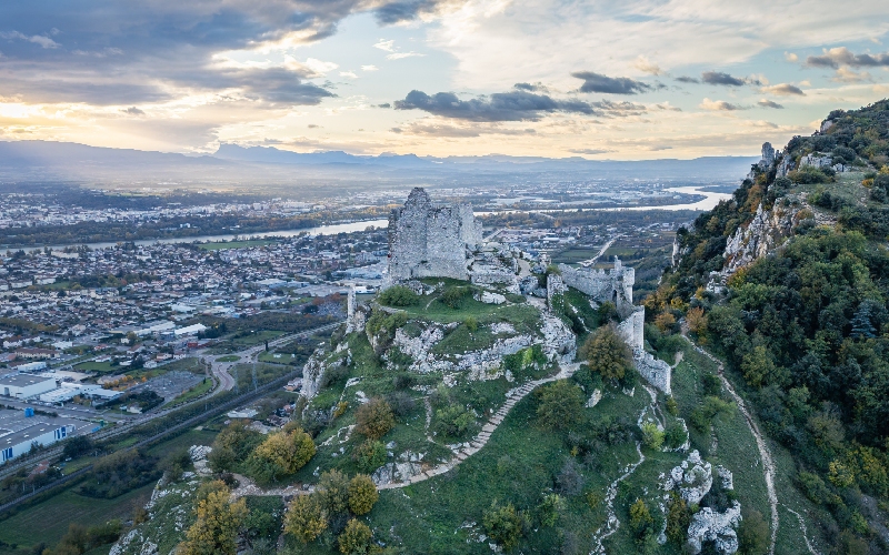 Vue sur la ville de Saint-Péray en Ardèche, où a lieu le chantier du point-rail ©Adobe Stock - Batiweb