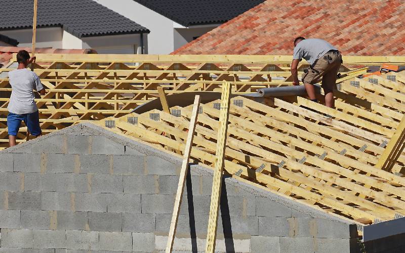 Drôme : un ouvrier de 19 ans décède après un malaise sur un chantier de toiture - Batiweb