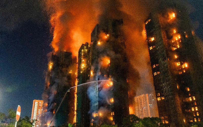 Image du funeste incendie de Wang Fuk Court à Hong Kong, fin novembre dernier ©Adobe Stock - Batiweb