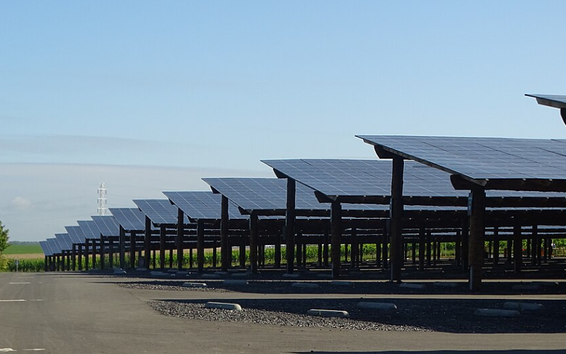 Ombrières photovoltaïques sur les parkings : des « objectifs inatteignables » ? - Batiweb