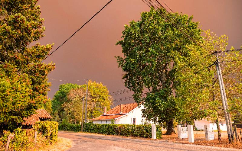 Incendies : le gouvernement annonce des permis sous un mois pour reconstruire les maisons - Batiweb
