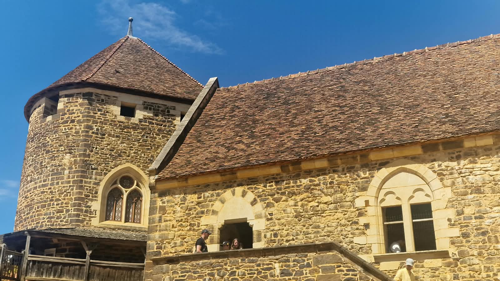 Vue sur la cour intérieure du château de Guédelon Virginie Kroun