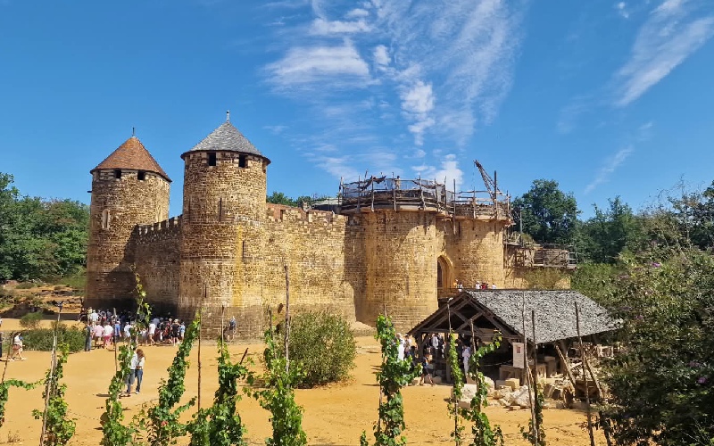En cet été 2026, le chantier de Guédelon se situerait en l’an de grâce 1257 ©Virginie Kroun - Batiweb