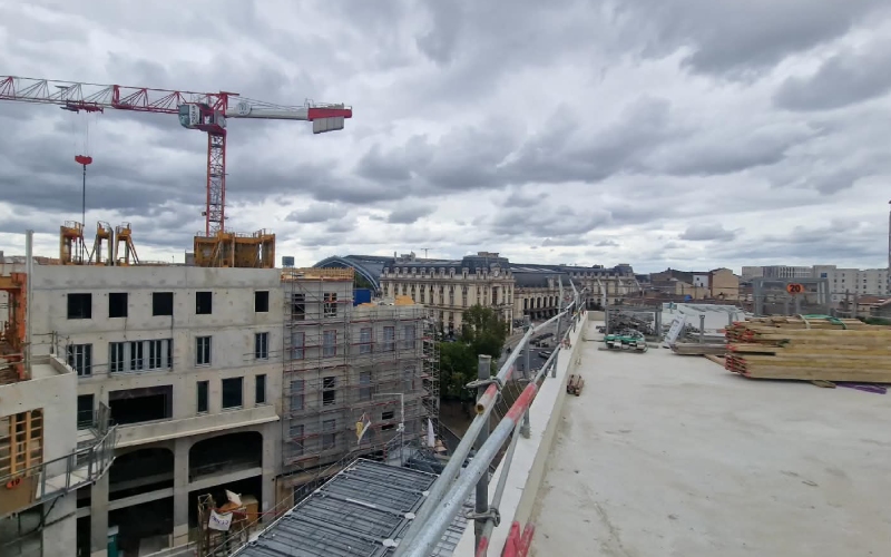 Depuis le toit du bâtiment Tauzia du quartier de Canopia, la gare de Bordeaux est visible de loin ©Virginie Kroun - Batiweb