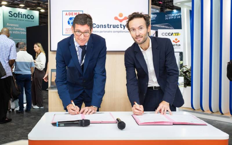 Le 29 septembre 2026, au salon Batimat, Christophe Possémé (à gauche), président de Constructys, a signé une convention de partenariat avec Baptiste Périssin Fabert (à droite), directeur général délégué de l'ADEME - Batiweb